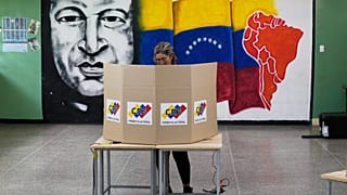 Un mural del fallecido expresidente Hugo Chávez preside esta fotografía de un colegio electoral venezolano.