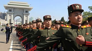 ARCHIVO: Estudiantes de escuelas revolucionarias participan en una marcha conmemorativa en Pyongyang, 25 de abril de 2025.