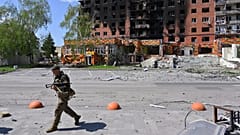 Ein ukrainischer Soldat geht an beschädigten Gebäuden im Zentrum von Pokrowsk vorbei, dem Schauplatz der schwersten Gefechte mit den russischen Truppen in der Region Donezk, 25. April 2025