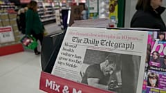 Fransa Cumhurbaşkanı Emanuel Macron'un baş sayfasında yer aldığı Daily Telegraph gazetesi Londra'da bir süpermarkette görülüyor, 21 Mart 2024. 