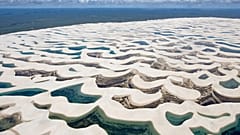 Archiv: Luftaufnahme der Sanddünen des Nationalparks Lençóis Maranhenses im Mai 2009.
