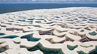 Archiv: Luftaufnahme der Sanddünen des Nationalparks Lençóis Maranhenses im Mai 2009.