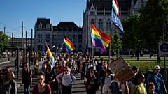 Tüntetés a Pride betiltása ellen a Parlamentnél
