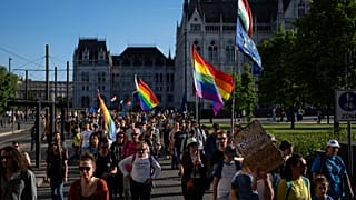 Tüntetés a Pride betiltása ellen a Parlamentnél