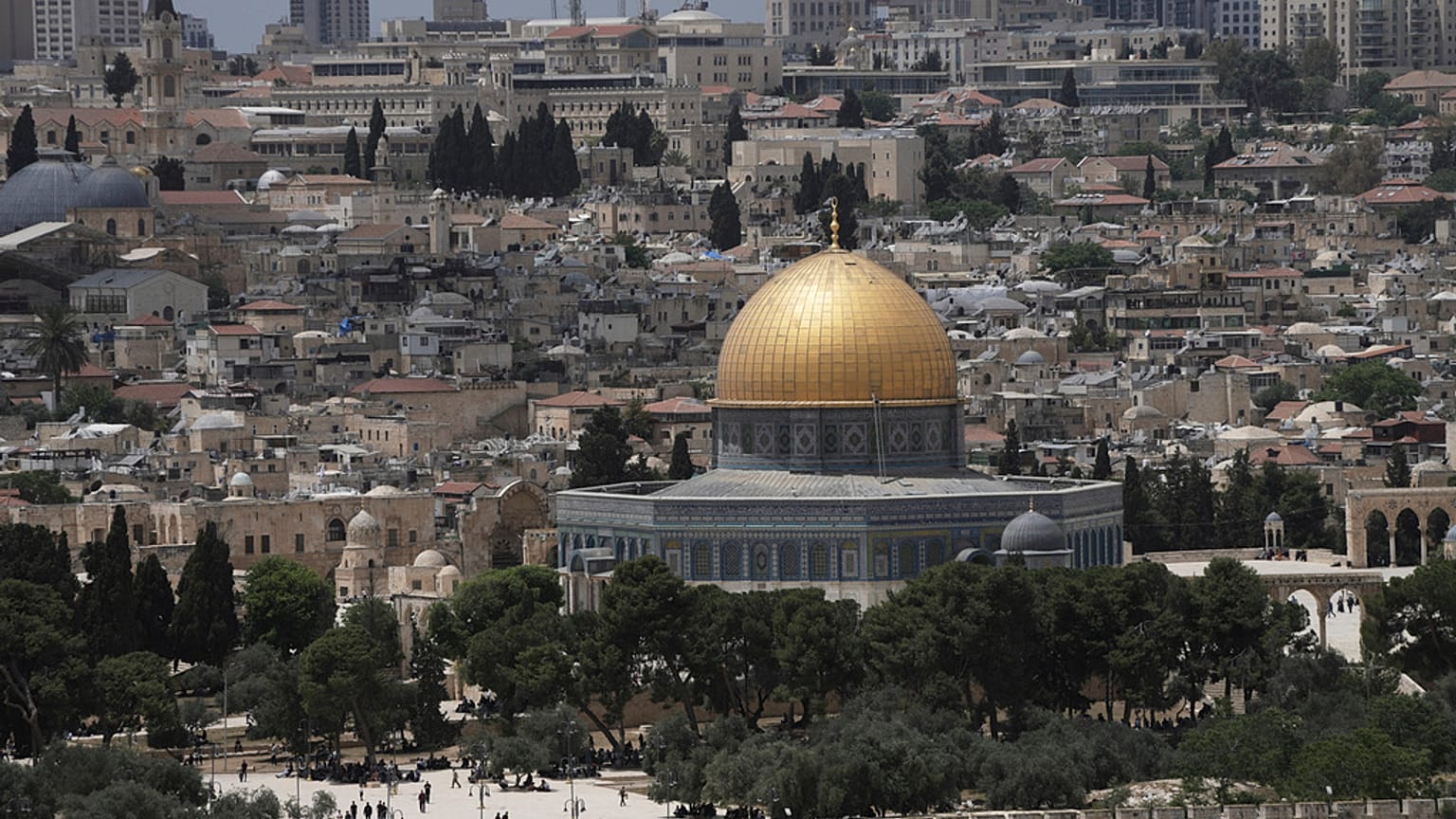 قبة مسجد الصخرة في باحة الأقصى بمدينة القدس القديمة، الجمعة 2 أيار/مايو 2025.