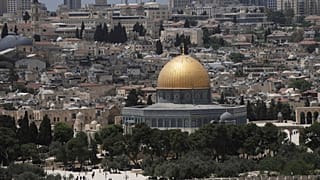 قبة مسجد الصخرة في باحة الأقصى بمدينة القدس القديمة، الجمعة 2 أيار/مايو 2025.