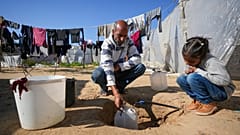 Ne'man Abu Jarad sammelt Wasser, südlicher Gazastreifen, Samstag, 18. Januar 2025.