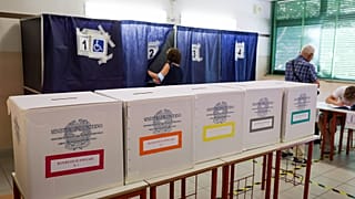 Électeurs dans un bureau de vote à Milan pour le référendum de juin 2022 sur la justice