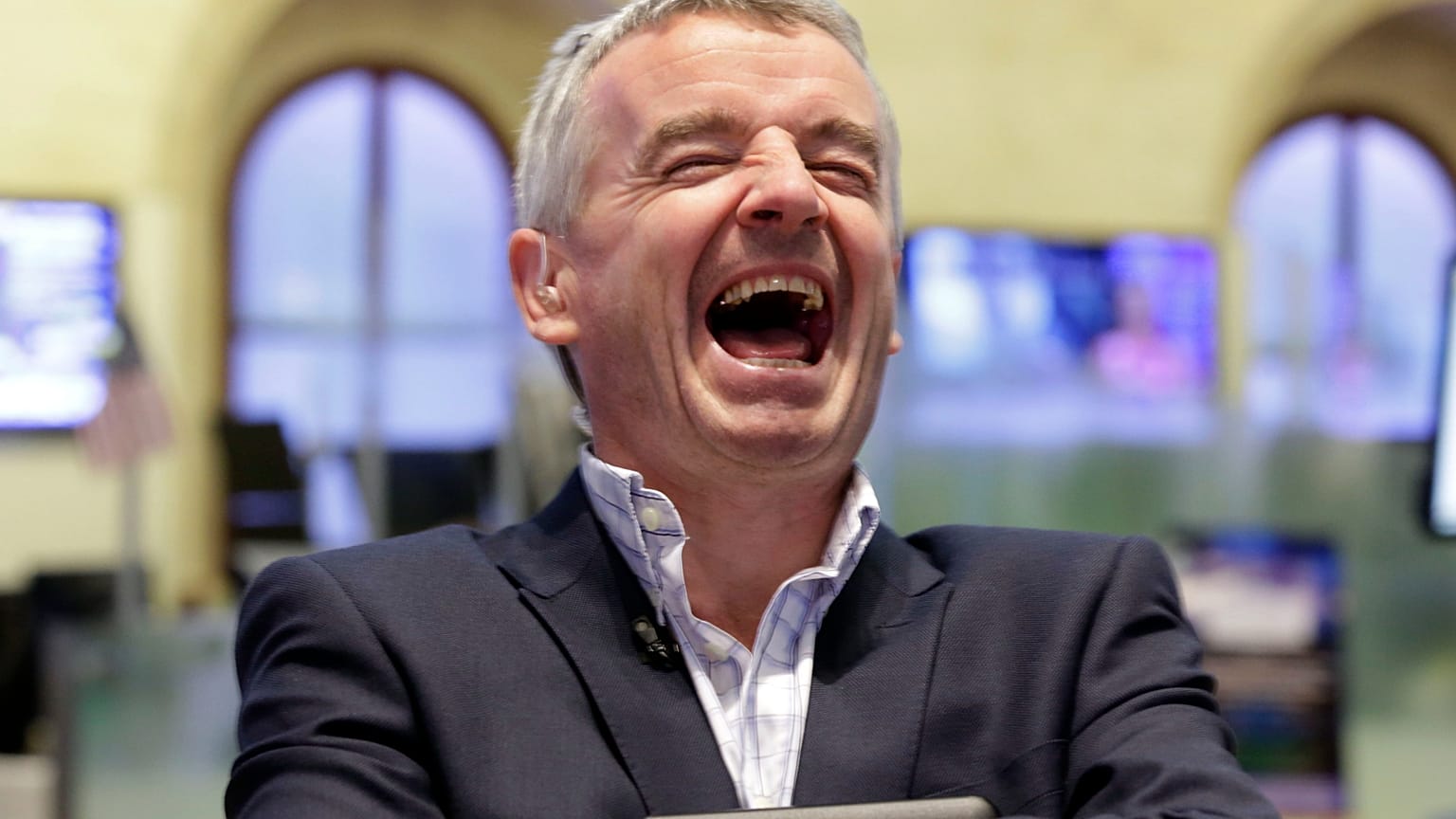 El consejero delegado de Ryanair, Michael O'Leary, ríe mientras espera a ser entrevistado en el parqué de la Bolsa de Nueva York, el lunes 24 de junio de 2013. 