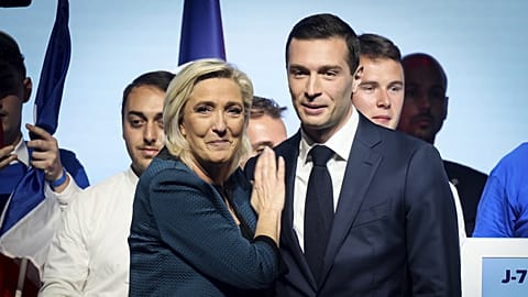  Marine Le Pen és Jordan Bardella egy párizsi politikai gyűlésen