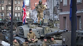 A brit Challenger 2 harckocsi az óvárosban parkol a katonai parádé előtt, az Észt Köztársaság 107. évfordulójának ünnepségein, Tallinnban, február 24-én.