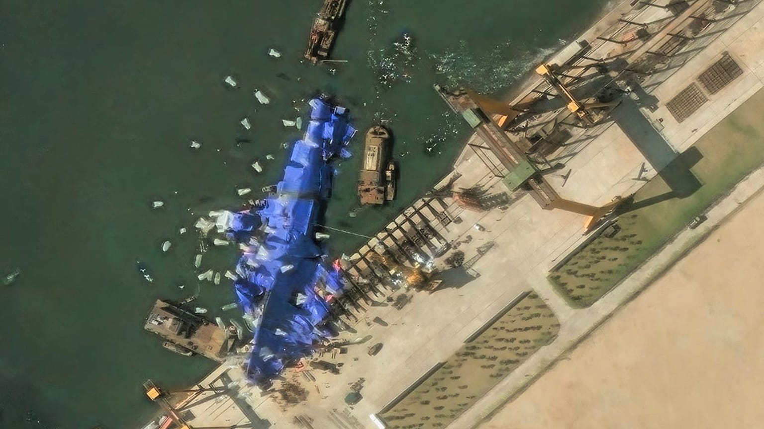 Image satellite fournie par Maxar Technologies montrant le nouveau destroyer naval accidenté, le 24 mai 2025, à Chongjin, en Corée du Nord.