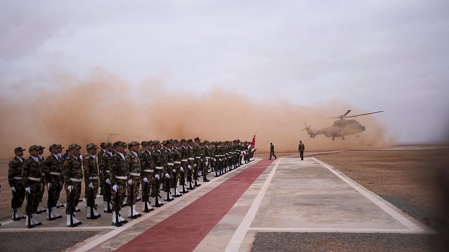 Membros das Forças Armadas Reais Marroquinas montam guarda enquanto participam na 21.ª edição do exercício militar Leão Africano em Tantan, 23 de maio de 2025