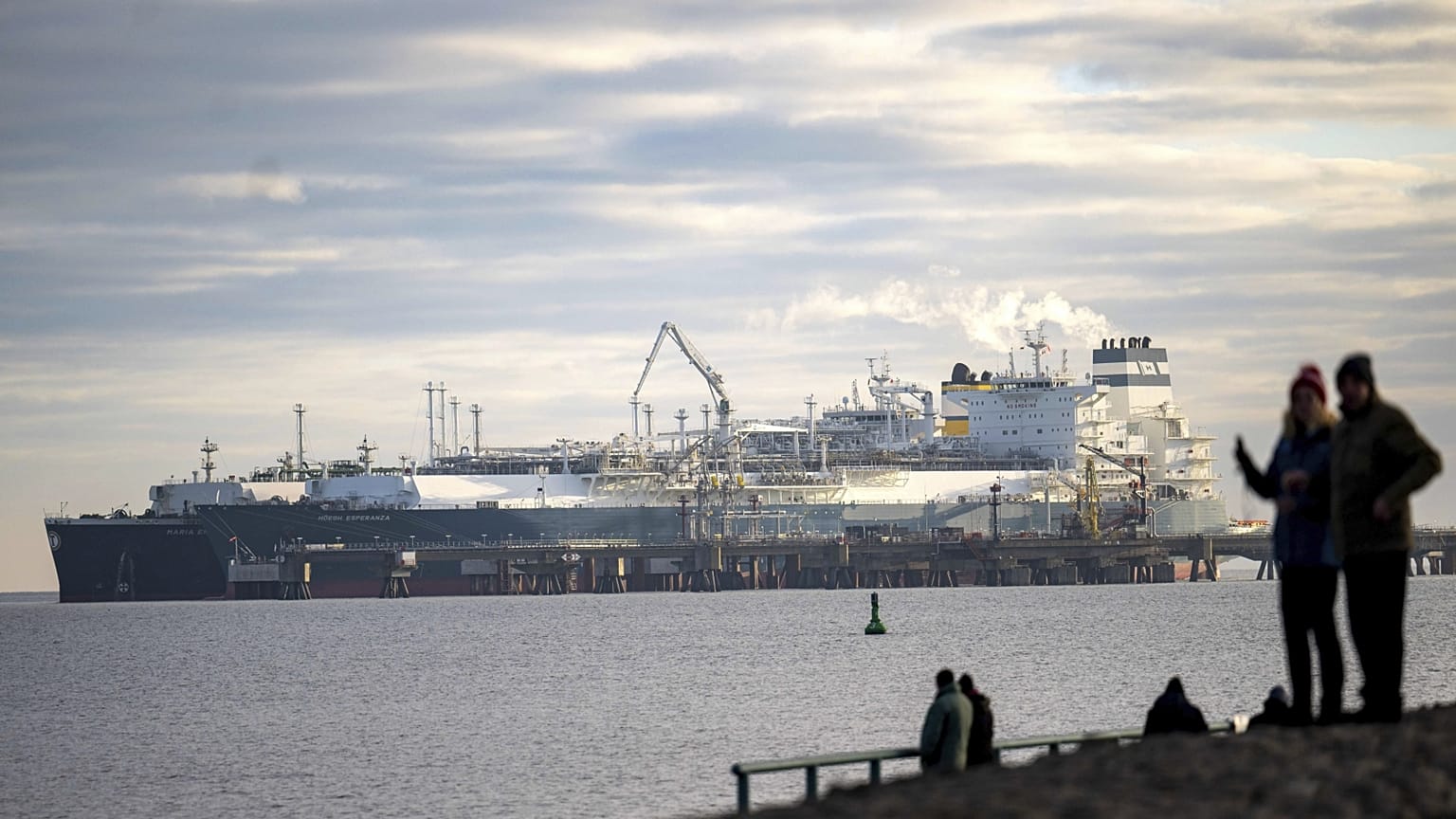 Cseppfolyósított földgázt (LNG) szállító tanker a németországi Wilhelmshaven kikötőjében