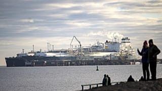 Cseppfolyósított földgázt (LNG) szállító tanker a németországi Wilhelmshaven kikötőjében