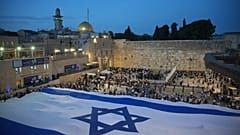 أعضاء من حركات الشباب اليهودي يرفعون علمًا إسرائيليًا عملاقًا عشية يوم القدس للاحتفال بالاستيلاء على البلدة القديمة خلال حرب 1967، قرب حائط البراق 25 أيار 2025