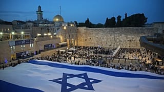 أعضاء من حركات الشباب اليهودي يرفعون علمًا إسرائيليًا عملاقًا عشية يوم القدس للاحتفال بالاستيلاء على البلدة القديمة خلال حرب 1967، قرب حائط البراق 25 أيار 2025