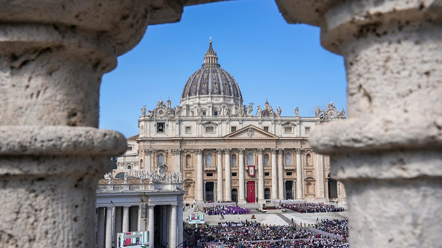 I fedeli assistono a una messa in Piazza San Pietro, in Vaticano, domenica 6 aprile 2025, nell'ambito del Giubileo dei malati e degli operatori sanitari
