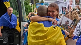 Una mujer abraza a un soldado que regresó del cautiverio ruso, en la región de Chernihiv, Ucrania, el domingo 25 de mayo de 2025