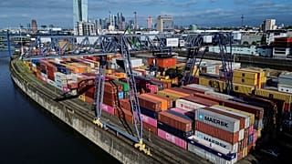 Contenedores en una zona de carga en Fráncfort, Alemania, el jueves 22 de mayo de 2025.