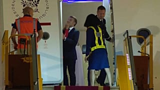 لقطة مأخوذة من مقطع فيديو، الرئيس الفرنسي إيمانويل ماكرون يستعد للنزول من الطائرة عند وصوله، في هانوي، فيتنام، الأحد، 25 مايو/أيار 2025.