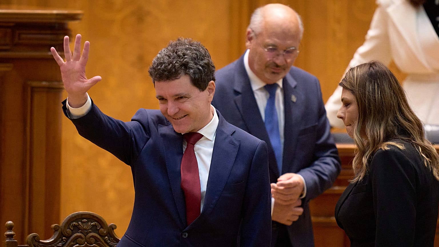 El presidente rumano Nicușor Dan saluda antes de prestar juramento como nuevo presidente del país en el Parlamento de Bucarest, 26 de mayo de 2025.