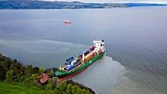 Trondheimsfjord'da karaya oturan bir konteyner gemisi, 22 Mayıs 2025