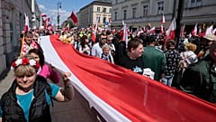 Apoiantes do candidato presidencial conservador Karol Nawrocki participam numa marcha uma semana antes das eleições decisivas em Varsóvia, Polónia, no domingo, 25 de maio de 2025. 