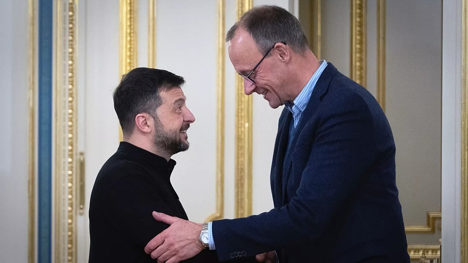 Volodymyr Zelenskyy ve Friedrich Merz 9 Aralık 2024 Pazartesi günü Ukrayna'nın başkenti Kiev'de yaptıkları görüşme sırasında konuştular
