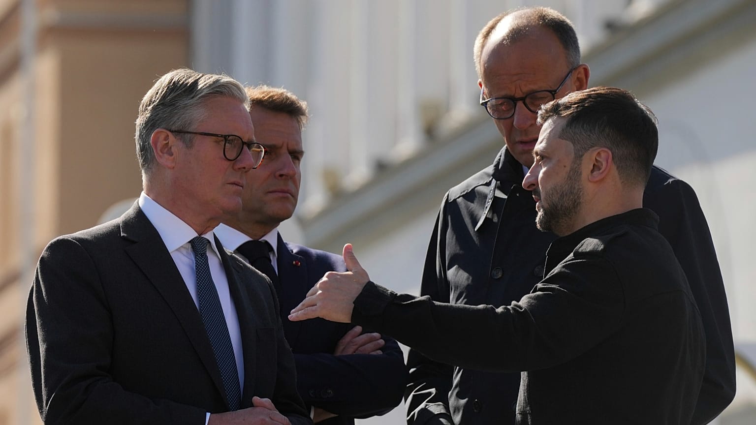Keir Starmer brit miniszterelnök, Emmanuel Macron francia elnök, Friedrich Merz német kancellár és Volodimir Zelenszkij ukrán elnök Kijevben, 2025. május 10.