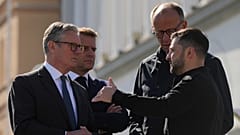 Keir Starmer brit miniszterelnök, Emmanuel Macron francia elnök, Friedrich Merz német kancellár és Volodimir Zelenszkij ukrán elnök Kijevben, 2025. május 10.