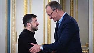 Volodymyr Zelenskyy e Friedrich Merz parlano durante il loro incontro a Kiev, Ucraina, lunedì 9 dicembre 2024.