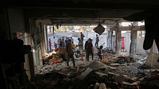 Παλαιστίνιοι επιθεωρούν τις ζημιές σε σχολείο που χρησιμοποιείται ως καταφύγιο από εκτοπισμένους κατοίκους και χτυπήθηκε από ισραηλινό στρατιωτικό χτύπημα, 26 Μαΐου 2025