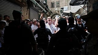 شبان إسرائيليون يتجادلون مع الشرطة خلال مسيرة بمناسبة يوم القدس