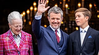 El rey Federico X de Dinamarca, la reina Margarita y el príncipe Vicente saludan desde el balcón del Palacio de Federico VIII en el 57º cumpleaños del monarca.