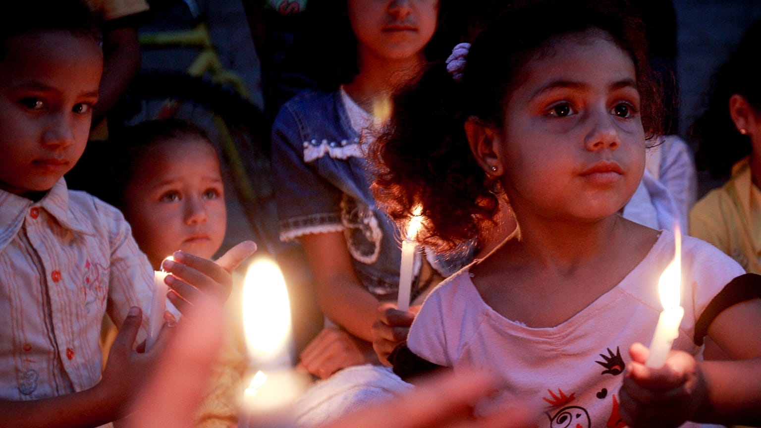 أطفال فلسطينيون يحملون الشموع خلال مظاهرة لإحياء ذكرى الأسرى الفلسطينيين الذين قضوا في السجون الإسرائيلية 26 أكتوبر 2010
