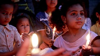 أطفال فلسطينيون يحملون الشموع خلال مظاهرة لإحياء ذكرى الأسرى الفلسطينيين الذين قضوا في السجون الإسرائيلية 26 أكتوبر 2010