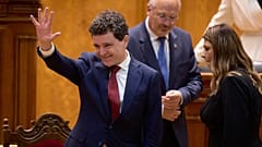 Le président roumain Nicusor Dan salue avant de prêter serment en tant que nouveau président du pays au parlement de Bucarest, Roumanie, lundi 26 mai 2025. 