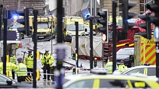 Policja i personel ratunkowy zajmują się incydentem w pobliżu Liver Building podczas parady zwycięzców Premier League w Liverpoolu, 26 maja 2025 r.