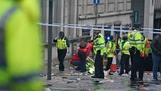 Polizei und Rettungskräfte kümmern sich um einen Zwischenfall in der Nähe des Liver Building während der Parade der Premier-League-Sieger in Liverpool, 26. Mai 2025