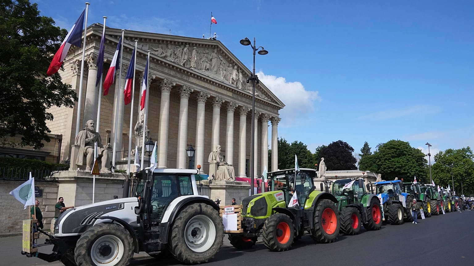 Trattori parcheggiati davanti all'Assemblea Nazionale mentre gli agricoltori protestano contro le norme imposte, Parigi, Francia, 26 maggio 2025