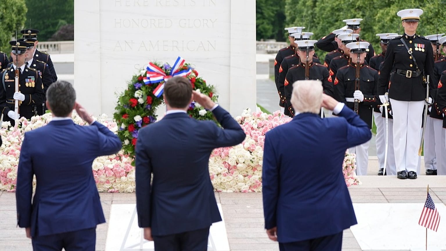 Prezydent Donald Trump, stojący po prawej stronie, salutuje przed Grobem Nieznanego Żołnierza w Dniu Pamięci na Cmentarzu Narodowym w Arlington, Va., poniedziałek, 26 maja 2025 r.