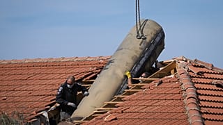 خبراء المتفجرات الإسرائيليون يزيلون جزءًا من صاروخ أطلقه الحوثيون في اليمن بعد أن أصاب منزلاً في قرية ميفو بيتار الإسرائيلية قرب القدس، يوم الثلاثاء، 14 يناير 2025