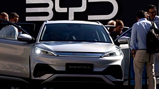 Archivo: Visitantes comprueban el BYD ATTO 3 fabricado en China en el salón del automóvil IAA de Múnich, Alemania, el 8 de septiembre de 2023.