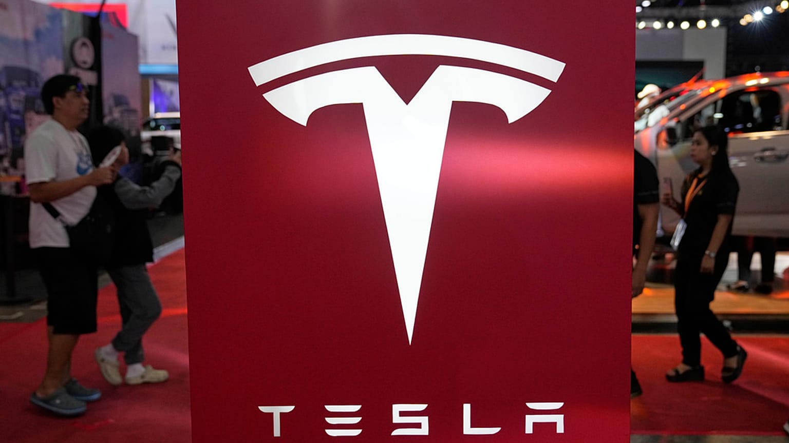Tesla-Verkäufe brechen um die Hälfte ein.