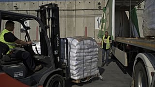 Gázába érkezett humanitárius segélyszállítmány kirakodása a Kerem Shalom határátkelőnél