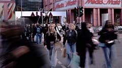 Γερμανοί αγοραστές κάνουν βόλτα σε δρόμο της πόλης