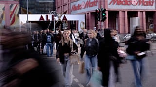 Γερμανοί αγοραστές κάνουν βόλτα σε δρόμο της πόλης
