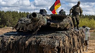 Ein deutscher Soldat geht auf dem Kampfpanzer Loepard 2A6 während einer militärischen Übung „Iron Wolf 2025-I“ auf dem Truppenübungsplatz Gaiziunai in Litauen.