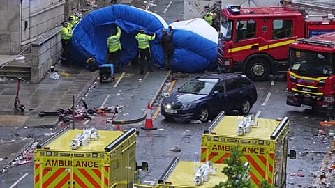 La police et les équipes de secours interviennent après qu'une voiture a percuté des piétons lors du défilé des vainqueurs de la Premier League à Liverpool, en Angleterre, le lundi 26 mai 2025